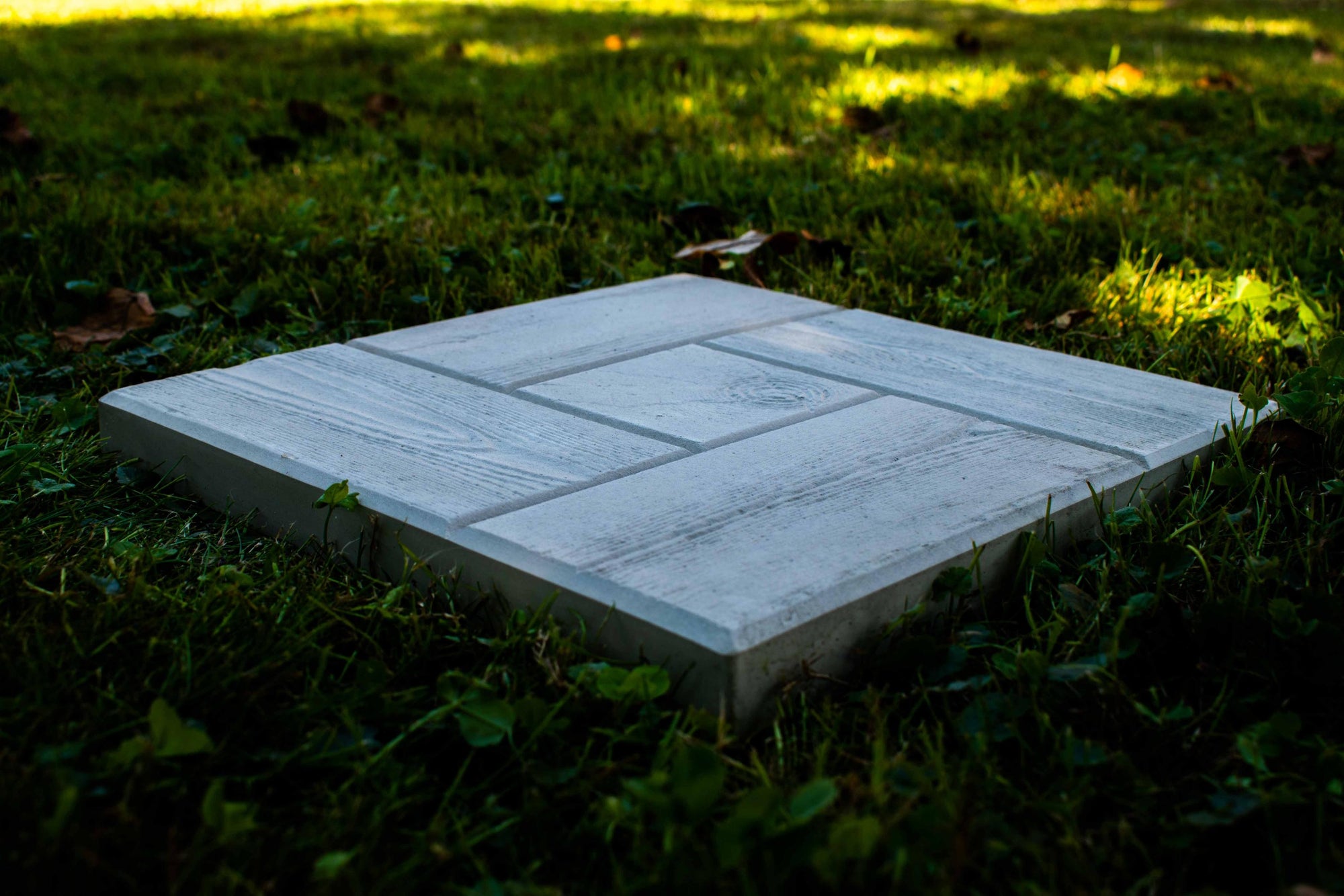 PerfectStone BoardStone fahatású beton tipegő – prémium kerti lépőkő