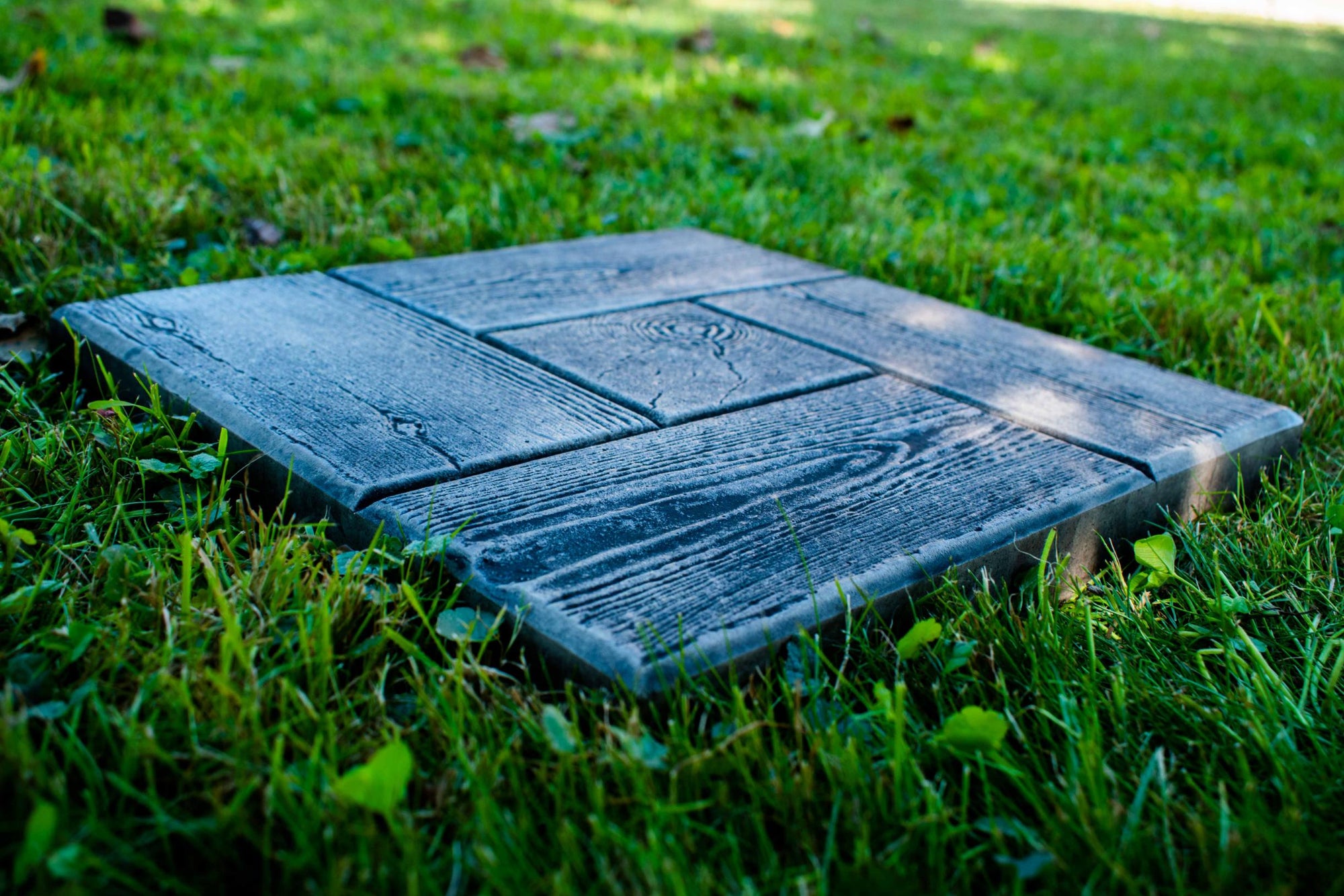 PerfectStone BoardStone fahatású beton tipegő – prémium kerti lépőkő