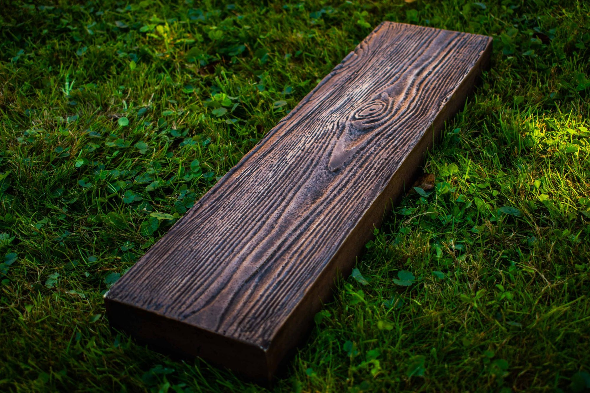 PerfectStone DecoWood fahatású beton tipegő – prémium kerti lépőkő