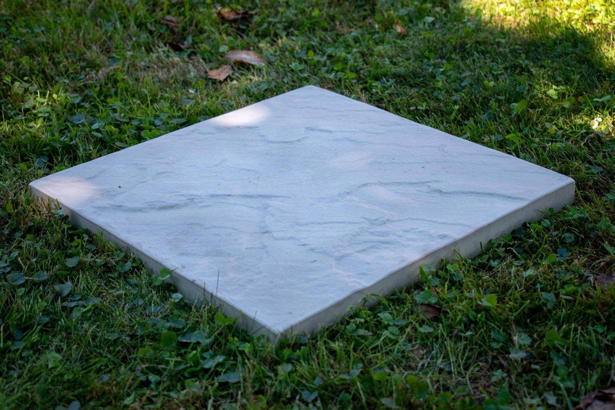 PerfectStone LargeMoon kőhatású beton tipegő – prémium kerti lépőkő