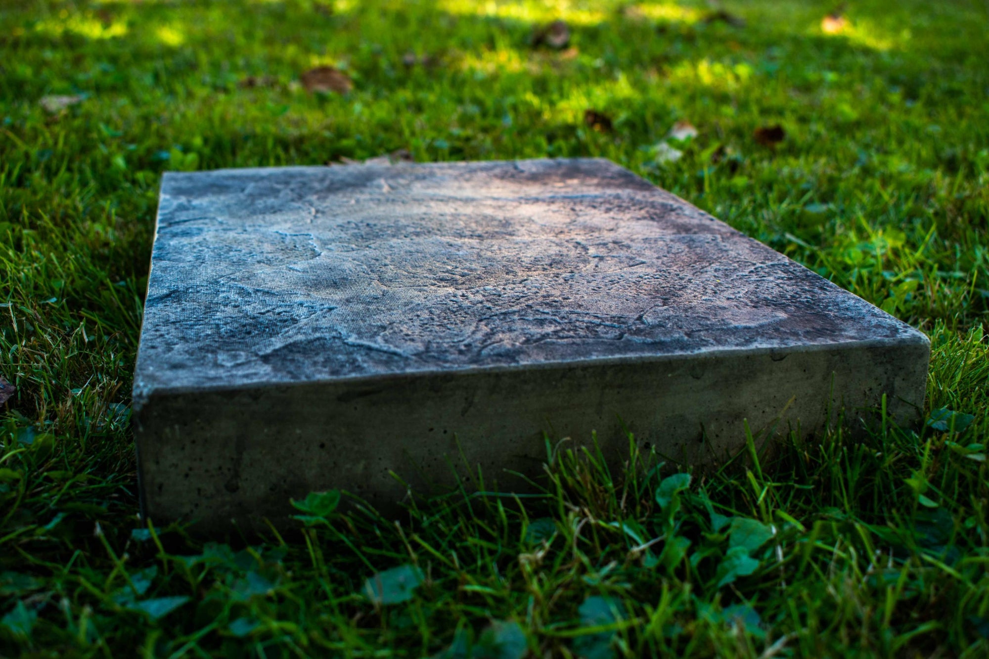 PerfectStone SmallMoon kőhatású beton tipegő – prémium kerti lépőkő