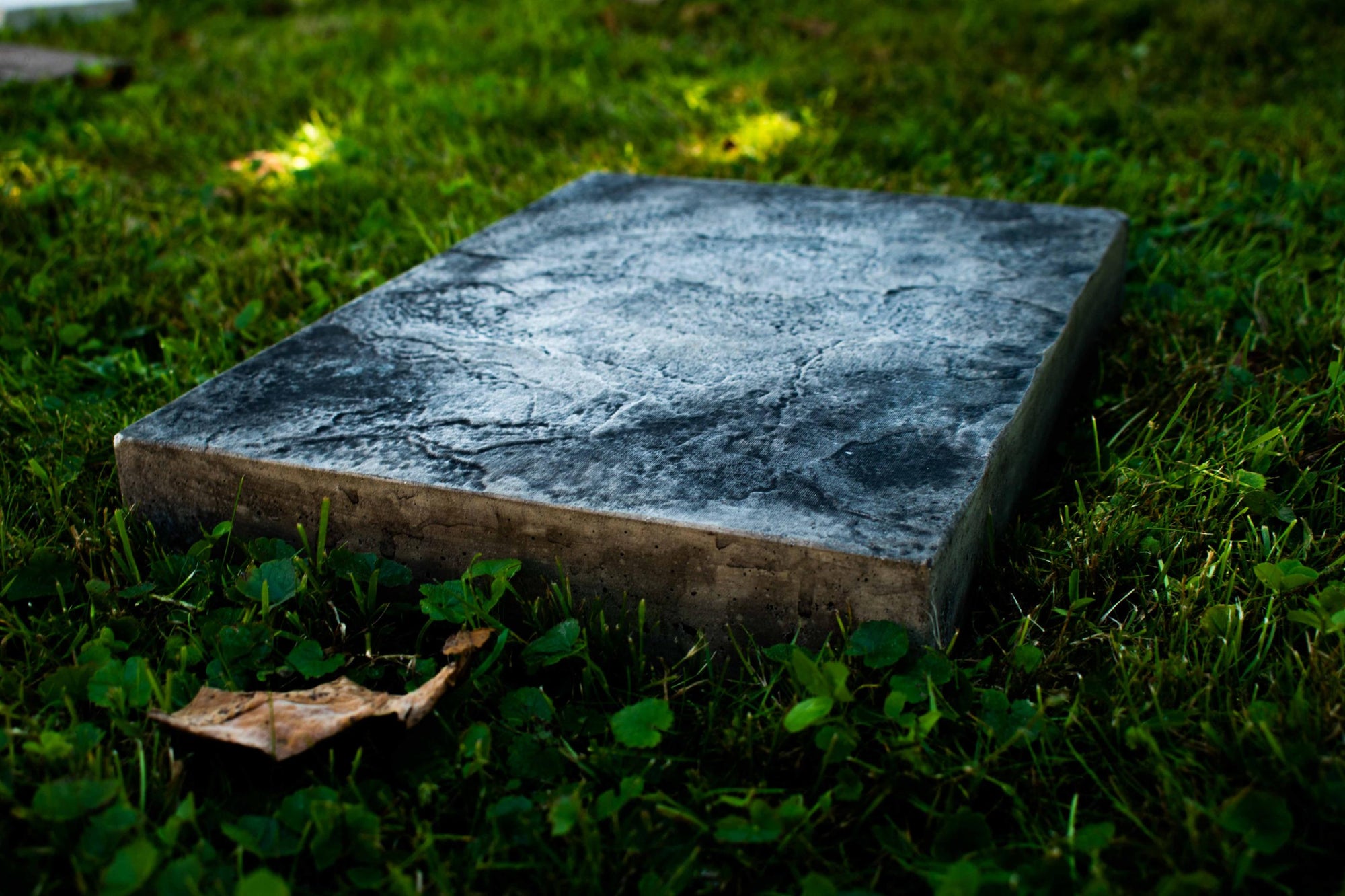 PerfectStone SmallMoon kőhatású beton tipegő – prémium kerti lépőkő