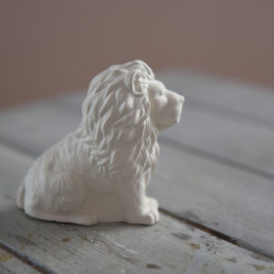 Beltéri gipsz dísz: egy méltóságteljes király alakot formázó szobor. A matt szürke felület modern és maszkulin kisugárzást kölcsönöz a figurának, amely tökéletes központi dísz bármely helyiségben.