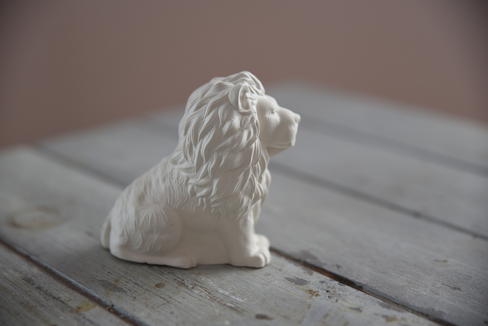 Beltéri gipsz dísz: egy méltóságteljes király alakot formázó szobor. A matt szürke felület modern és maszkulin kisugárzást kölcsönöz a figurának, amely tökéletes központi dísz bármely helyiségben.