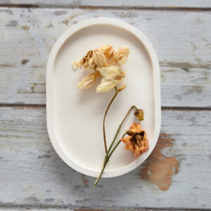 Letisztult gipsz tálca, amely ideális gyertyák vagy kisebb dekorációs elemek esztétikus elhelyezésére. A sima felület és a modern forma bármilyen skandináv stílusú enteriőrbe illik.