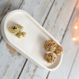 Beltéri gipsz dekoráció: nagy méretű, ovális fehér tálca emelt peremmel. Méretéből adódóan ideális több gyertya, váza vagy egyéb dekorációs tárgy együttes elhelyezésére, modern és letisztult stílusban.