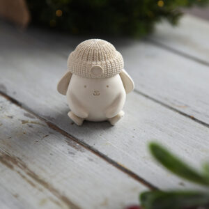 Beltéri gipsz dekoráció: egy kerekded, „puszedli” formájú matt fehér nyuszi figura hosszú fülekkel. Letisztult, skandináv stílusú lakberendezési kiegészítő, amely modern húsvéti díszként vagy gyerekszobai dekorációként is tökéletes választás.