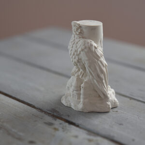 Beltéri gipsz figura: egy részletgazdag sas szobor, amely élethű tollazattal és karakteres vonásokkal rendelkezik. A matt fehér felület modern és elegáns megjelenést biztosít, tökéletes választás íróasztalra vagy könyvespolcra.