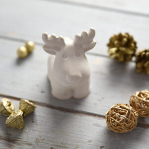 Kézzel készült fehér gipsz szarvas, amely kecses tartásával a természet nyugalmát árasztja. Modern asztali díszként vagy ünnepi dekorációként is megállja a helyét bármely enteriőrben, semleges háttér előtt.