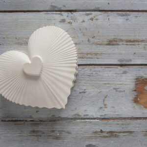 Kézzel készült fehér gipsz szívdoboz, amely elegáns megoldást nyújt apró kincsek rendszerezéséhez. A sima felület és a precízen illeszkedő fedél a modern, minimalista stílust képviseli.