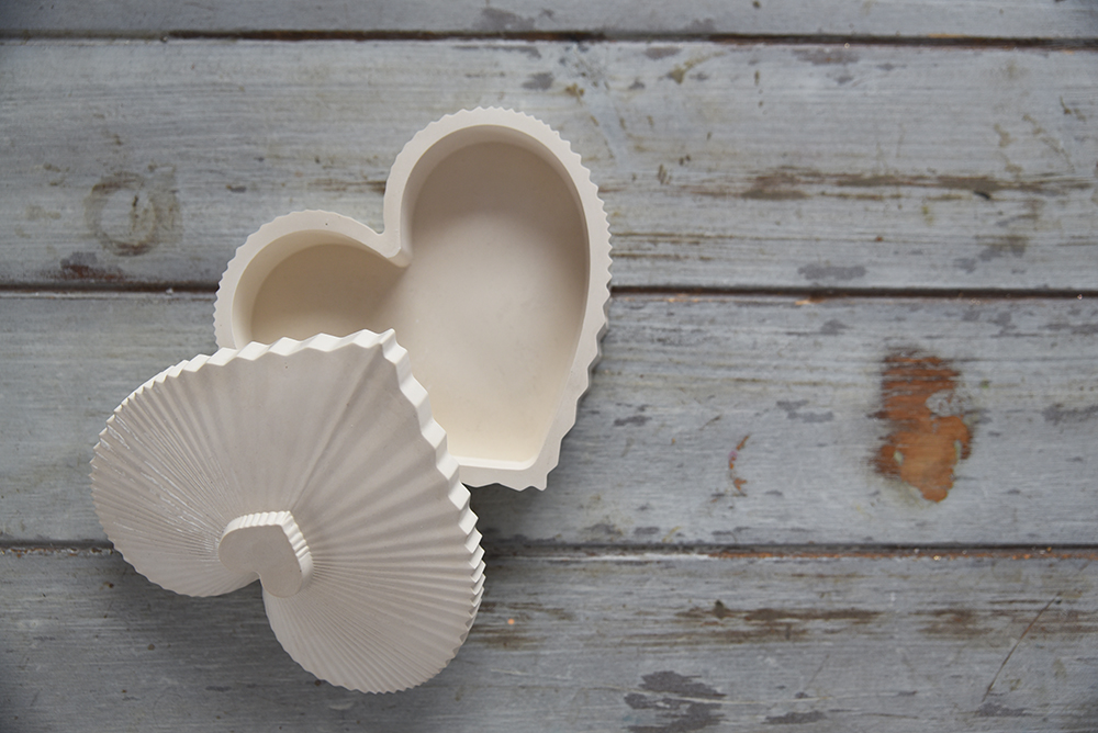 Szívdoboz gipsz ékszerdoboz - Romantikus asztali dísz Beltéri gipsz dísz: egy szív alakú, fedeles doboz matt fehér kivitelben. A letisztult forma tökéletes apró ékszerek tárolására vagy önálló dekorációs elemként a fésülködőasztalon.