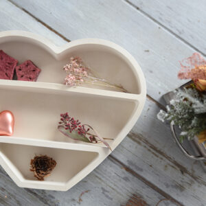 Beltéri gipsz dísz: szív alakú, modern polc matt fehér kivitelben. Letisztult fali dekoráció, amely önmagában vagy apró kiegészítőkkel is esztétikus dísze a lakásnak.