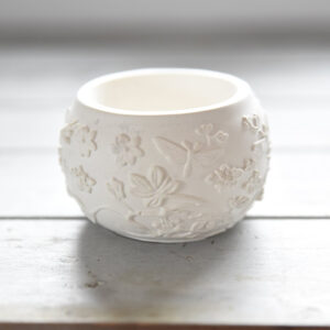 Kézzel készült tavaszi kaspó, amely üde és friss megjelenést kölcsönöz az enteriőrnek. Modern tavaszi dísz, amely rusztikus fa felületen bemutatva hangsúlyozza a természetközeli stílust.