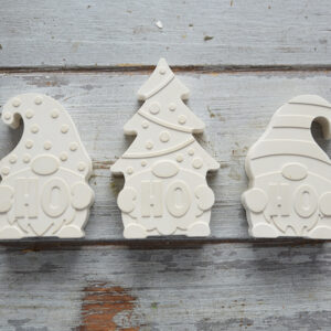 Kézzel készült gipsz törpe figurák, amelyek minimalista stílusban készültek. Ez a dekoratív díszcsoport ideális polcra vagy komódra, rusztikus környezetben fotózva.