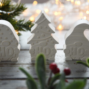 Kézzel készült gipsz törpe figurák, amelyek minimalista stílusban készültek. Ez a dekoratív díszcsoport ideális polcra vagy komódra, rusztikus környezetben fotózva.