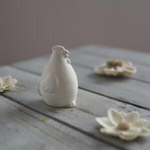 Beltéri gipsz dísz: egy kerekded, stilizált Tyúkanyó figura matt fehér színben. Modern húsvéti dekoráció, amely letisztult formájával bármely tavaszi asztali kompozíció központi eleme lehet.