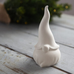 Modern, matt fehér gipsz dekoráció: egy csúcsos süvegű varázsló törpe figura.