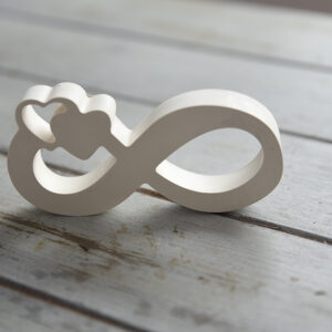 Kézzel készült gipsz dísz, amely a végtelenség szimbólumát formázza meg. Minimalista design, amely rusztikus fa felületen bemutatva hangsúlyozza az egyedi kézműves megmunkálást és az anyag tisztaságát.