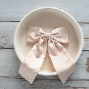 Életmód fotó a hullámos gipsz tálcáról, amely bemutatja, hogyan válik a tárgy a mindennapi otthoni dekoráció részévé. Elegáns és funkcionális dísztárgy.