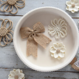 Beltéri gipsz dísz: egy kerek, hullámos peremű dekoratív tálca matt fehér színben. Modern asztali kiegészítő, amely letisztult formájával bármely enteriőr stílusos dísze lehet.