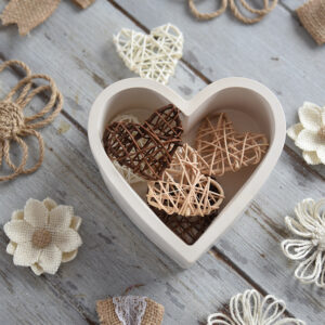 Szív alakú gipsz kaspó – dekoratív dísztárgy és tároló natúr stílusban