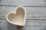 Szív alakú gipsz kaspó – dekoratív dísztárgy és tároló natúr stílusban