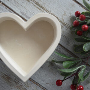 Szív alakú gipsz kaspó – dekoratív dísztárgy és tároló natúr stílusban