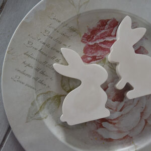 gipsz nyuszi dekoráció árnyék nyuszi húsvéti dísz natúr gipszből fa háttéren