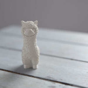 Mosolygós alpaka dísz gipszből – vigyél egy kis vidámságot a könyvespolcodra vagy az éjjeliszekrényedre!