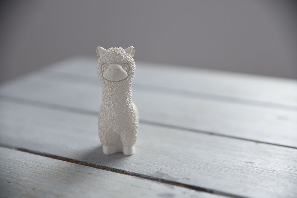 PerfectStone-Alpaka-dekortermék Mosolygós alpaka dísz gipszből – vigyél egy kis vidámságot a könyvespolcodra vagy az éjjeliszekrényedre!