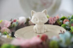 Cirmos gipsz cica dekoráció tavaszi virágos asztaldekor kompozícióban
