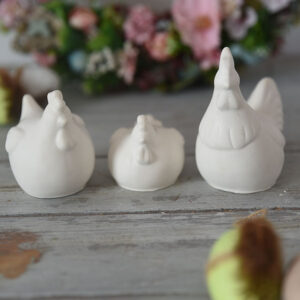 kézműves gipsz tyúk figura húsvéti dekoráció természetes stílusban