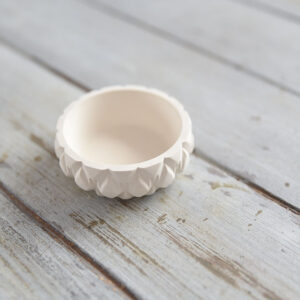 Felülnézeti kép egy modern, geometrikus mintázatú fehér gipsz tálkáról, amely ideális ékszertartónak vagy minimalista dísztárgynak.