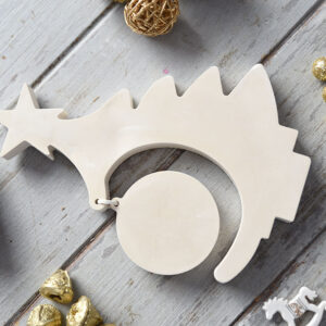 Kézzel készült fehér gipsz karácsonyfa figura csillaggal és belógó kör díszselemmel, arany gömbök és textil szív társaságában.