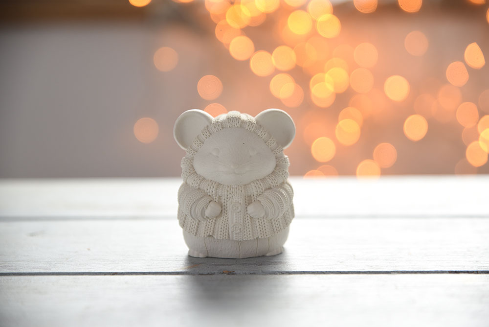 egerke-gipsz-figura-kotott-puloverben-bokeh (2) Profilból fotózott gipsz egérke figura piros bogyós ággal és ünnepi kiegészítőkkel, tökéletes karácsonyi dekoráció.