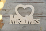 Mr & Mrs gipsz dekoráció szív motívummal romantikus esküvői dísz