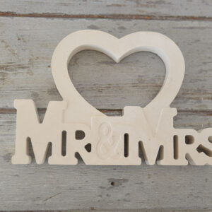 Mr & Mrs gipsz dekoráció szív motívummal romantikus esküvői dísz