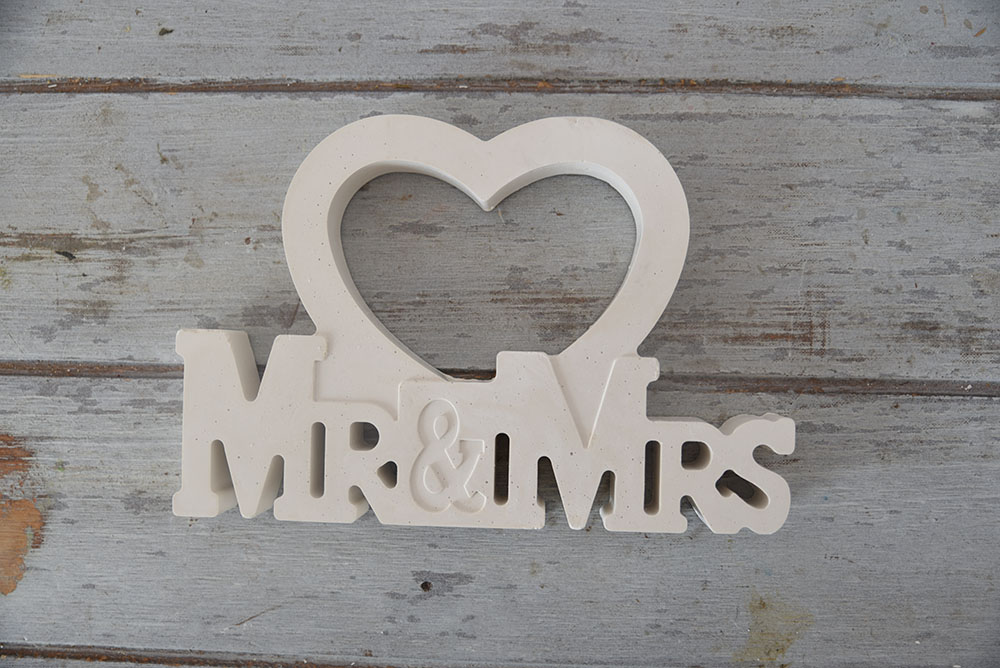 mr-mrs-eskuvoi-dekoracio Mr & Mrs esküvői dekoráció romantikus felirat pároknak