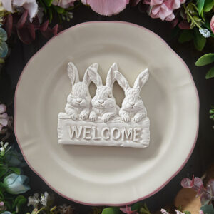 húsvéti nyuszitábla dekoráció három nyuszival welcome felirattal
