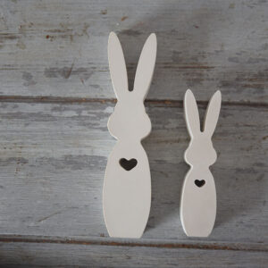 Nyuszi család húsvéti nyuszi dekoráció gipszből tavaszi asztaldekor virágok között