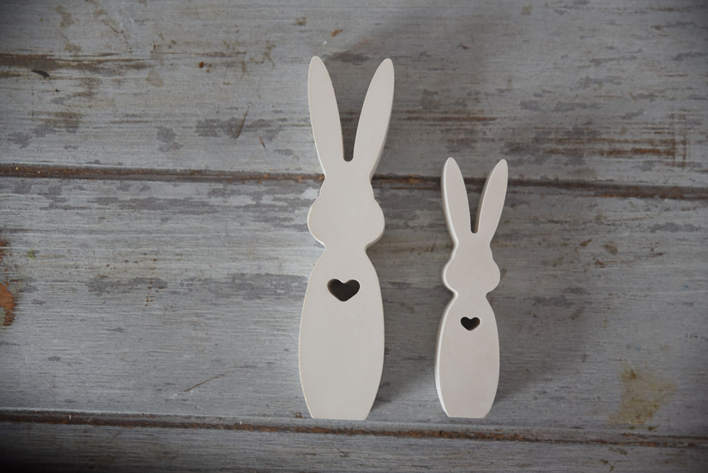 nyuszi-csalad-husveti-dekoracio Nyuszi család húsvéti nyuszi dekoráció gipszből tavaszi asztaldekor virágok között