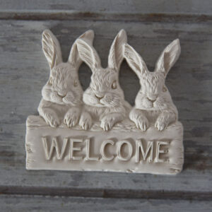 Nyuszitábla húsvéti nyuszi dekoráció tavaszi asztaldekor virágos kompozícióban